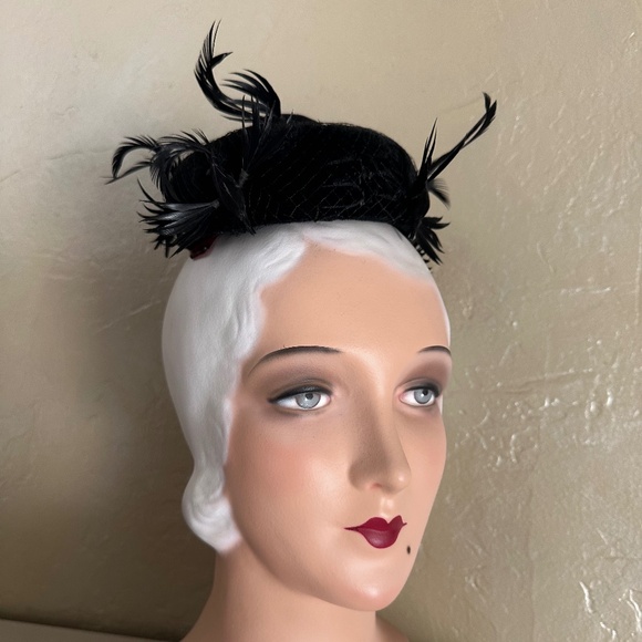 UNIQUE 1950s DESIGNER BLACK VELVET HAT COVERED WITH VEILING PLUS FEATHER "BIRDS"